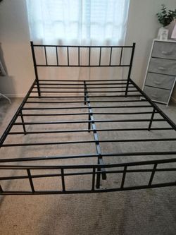 *** New***Queen metal bedframe