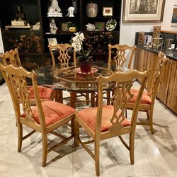 8 Chippendale Dinnig Chairs 