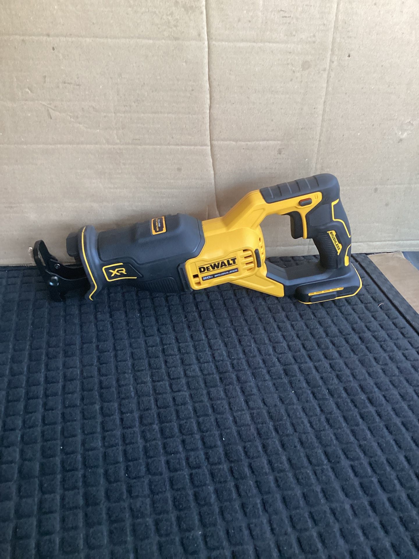 DEWALT XR 20-VOLT MAX VARIABLE SPEED BRUSHLESS CORDLESS RECIPROCATING SAW ( TOOL ONLY )