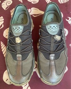 ECCO Biom Lite Speedlace walking sneakers in a taupe/gray colorway, featuring a breathable mesh upper and a convenient bungee toggle lace system.