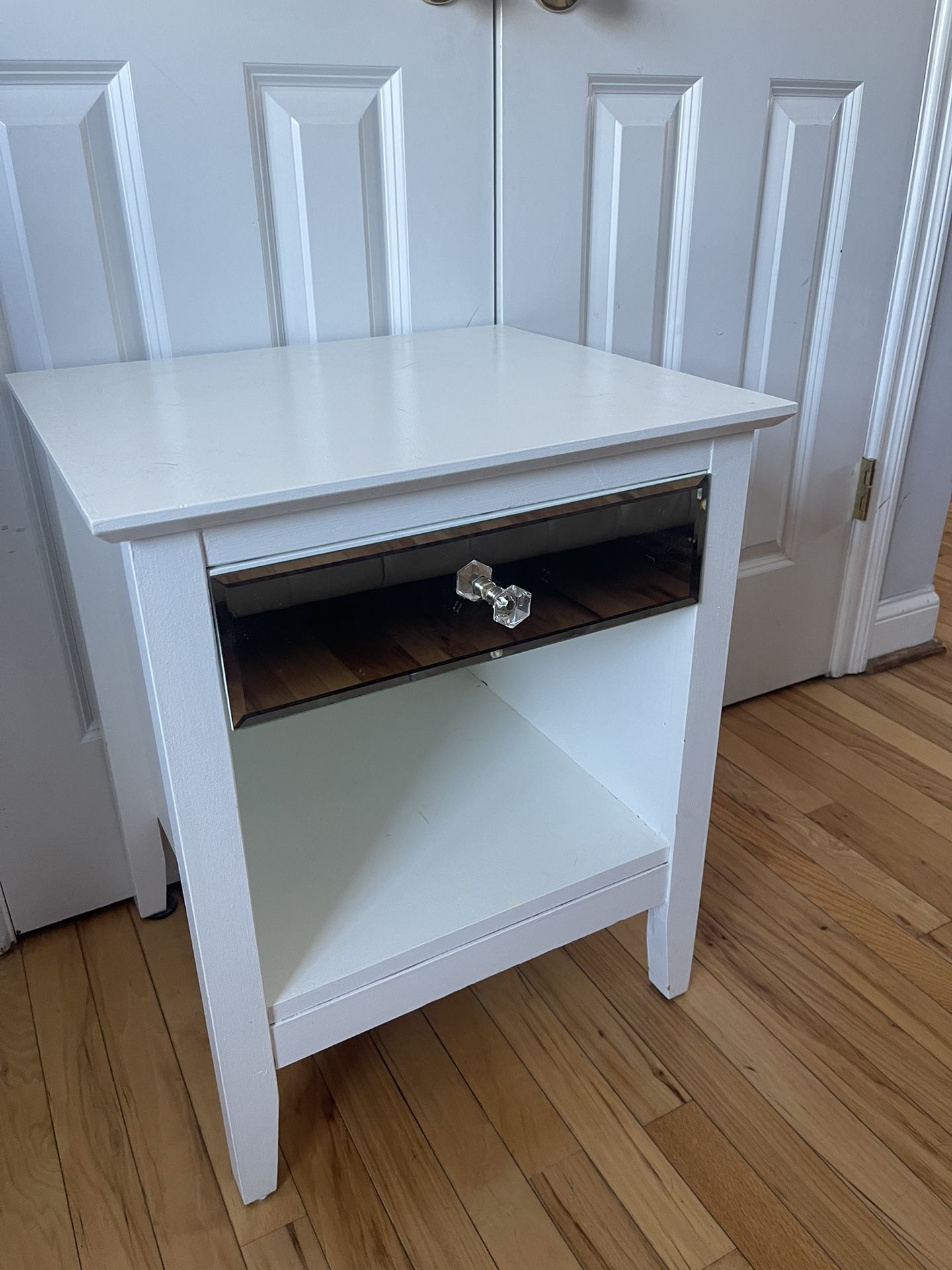 Set Of 2 White Side Tables