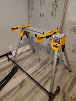 Dewalt 15.4 lbs. Heavy Duty Work Stand with Miter Saw Mounting Brackets