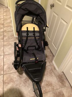 Baby trend car seat and stroller in excellent condition