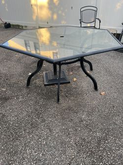 Metal Octagon Table And 4 Chairs For Sale $150
