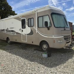 2004  32ft  South wind Motor home 
