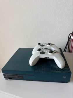 Xbox one s / 2 controllers