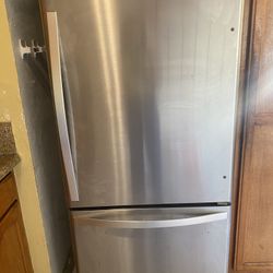 Whirl Pool Bottom Freezer Stainless Steel 