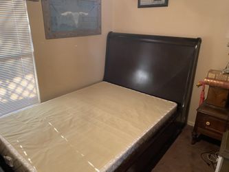 Queen sleigh bed