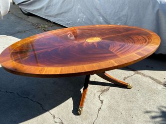Vintage Hekman Oval Mahogany Georgian Style Coffee Table With Red Flame Finish