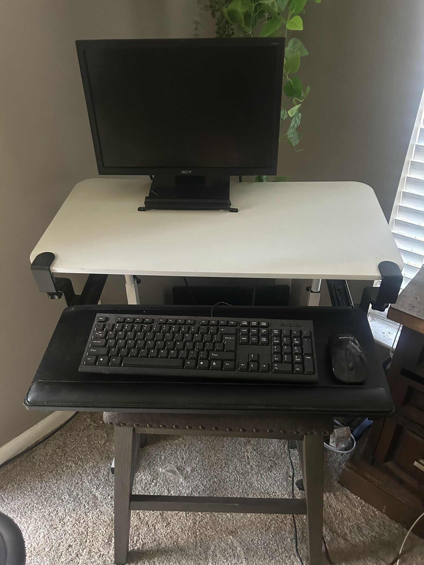 Basic HP Computer With Keyboard, Mouse, And Computer Desk