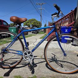 Mongoose Crossway 250 Commute Bike 