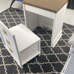 2 Pice Antique Sewing Machine Singer  19 Inches Wide 24 Inches Long 30 1/2 Tall 