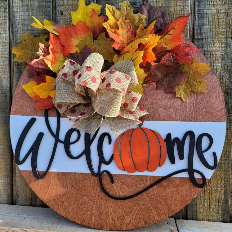 It's almost Fall! 🍃🍂🍁🍁
18" Fall door hangers! 
Shipping available!