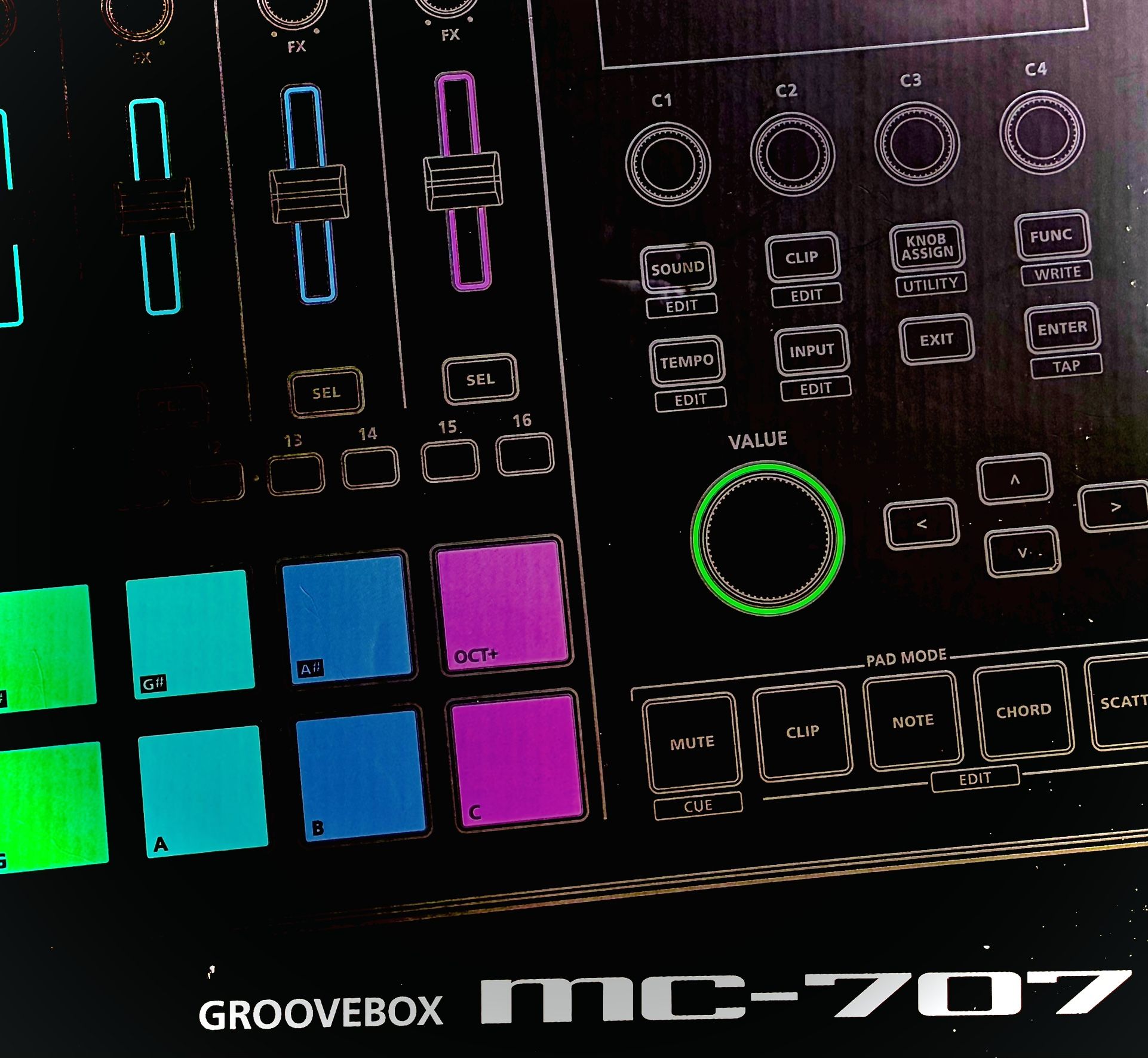 Roland Groovebox MC-707 Synthesizer Sampler/Sequencer