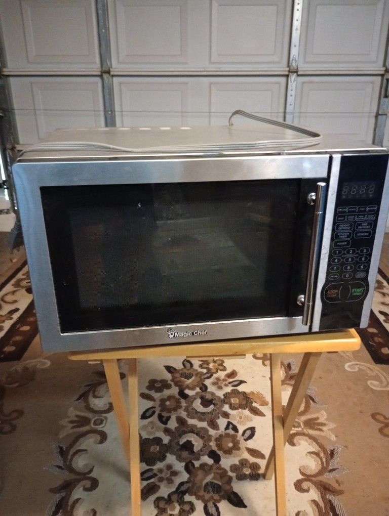 1000w Magic Chef Countertop Microwave – Works Great