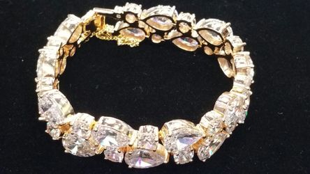Beautiful 18kt Gold Plated Bracelet Austrian Crystals