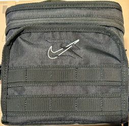 Nike Futura Sport Insulated PEVA Black Tactical is a stylish and practical lunch accessory for kids. With a solid pattern a