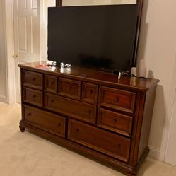 Elegant Solid Wood Queen Bedroom Set – 4 Piece | Classic Cherry Finish | Excellent Condition