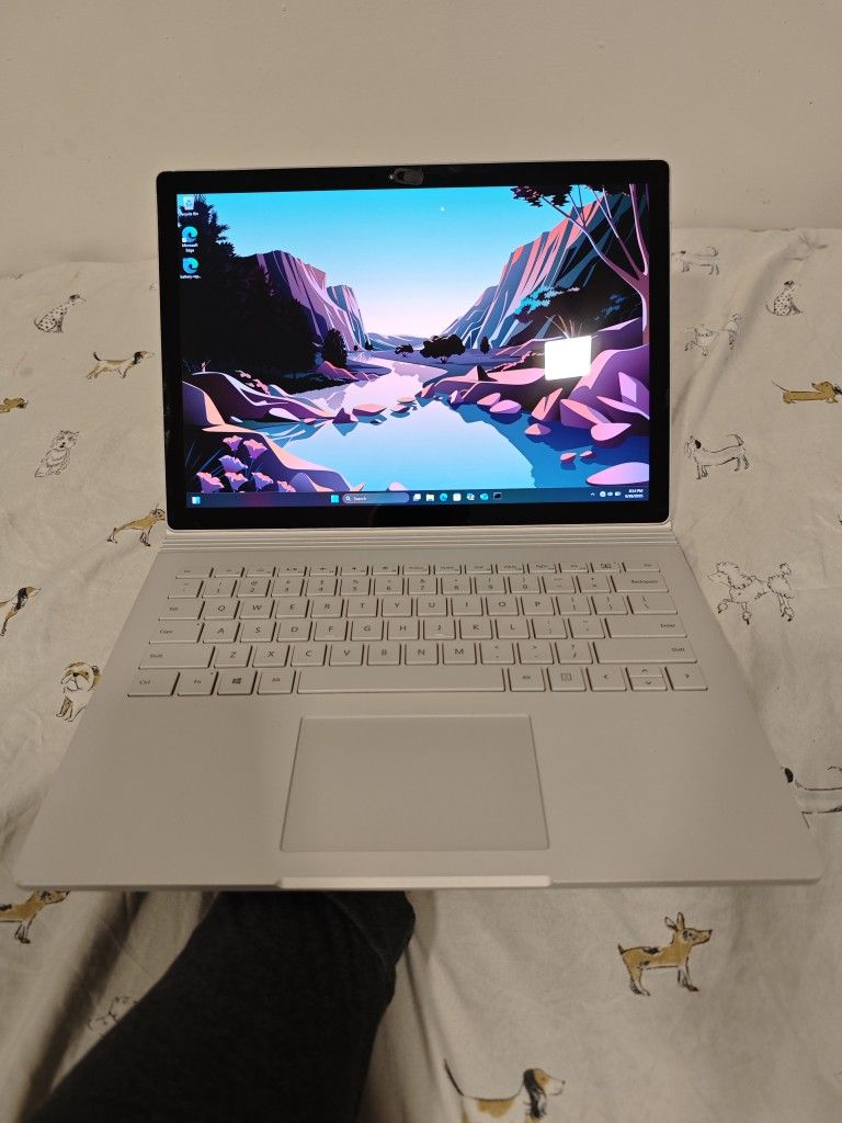 Microsoft Surface Book (i7 + 256GB + 8 GB RAM)