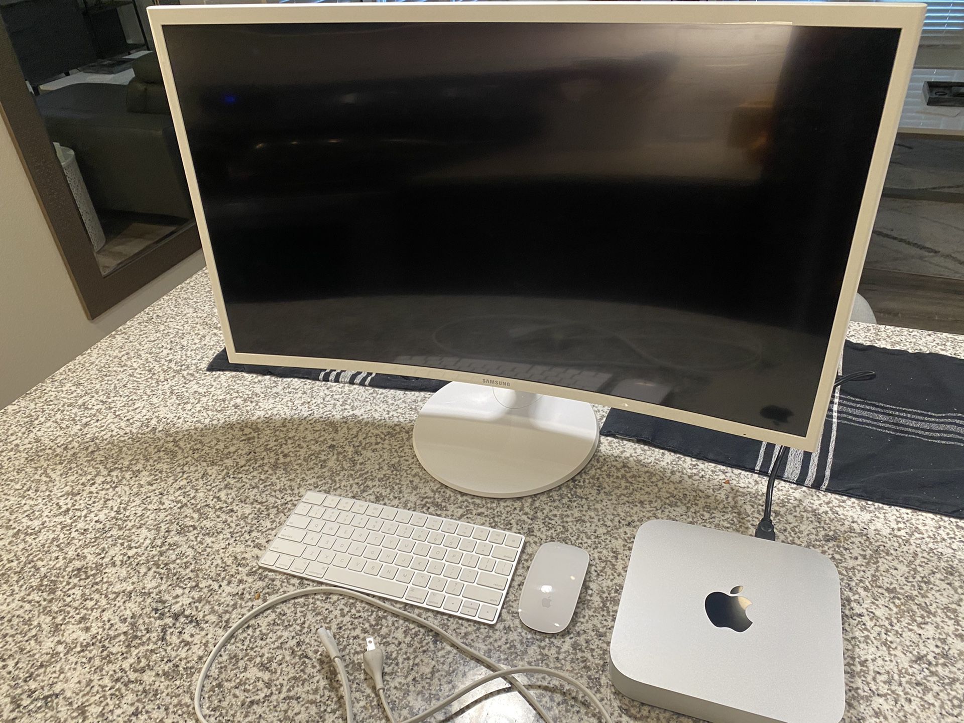 Mac Mini bundle/32in Samsung curve monitor