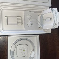 Apple Corded Earphones With Adapter And Charger 
