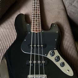Squier Jazz Bass (Black)