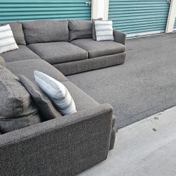 FREE DELIVERY!!! Crate & Barrel "Lounge Deep" 3Pc Sectional + 3 Pillows ($5.6K Retail...70% OFF!!!)