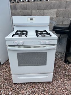 Frigidaire white stove / Nellis and Bonanza