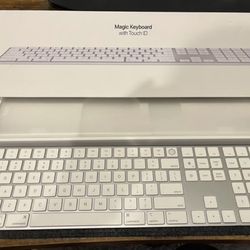 A2520 - Apple Magic Keyboard with Touch ID and Numeric Keypad
