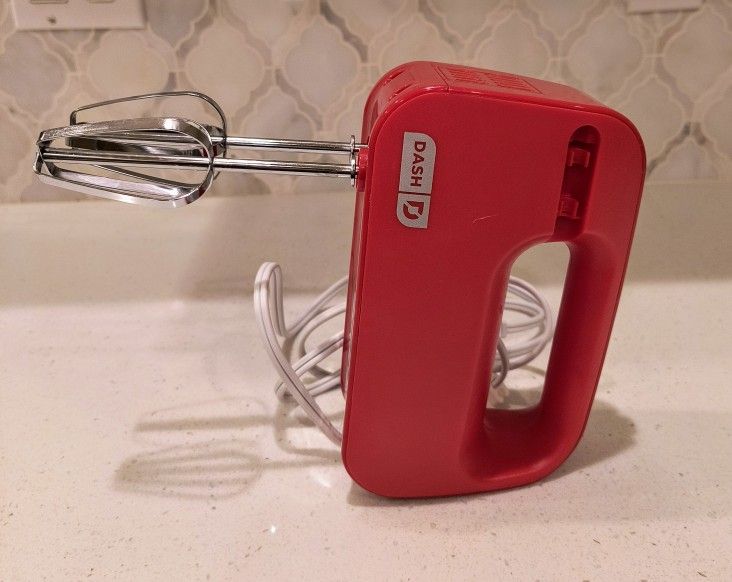 Dash SmartStore Compact Electric Hand Mixer for Whipping,Mixing Cookies,Brownies,Cakes, Dough & more