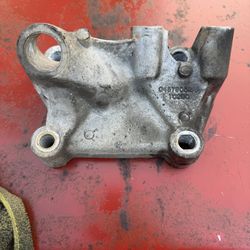 05 - 10 CHRYSLER 300C SRT8 6.1 5.7 PASSENGER SIDE ENGINE MOTOR MOUNT BRACKET OEM