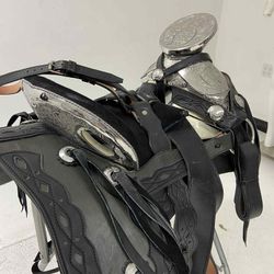 Montura charra De Cuero con Herrage y fuste plateado completo