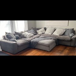 Large 3 Sectional Raymond And Flanigan Couch 