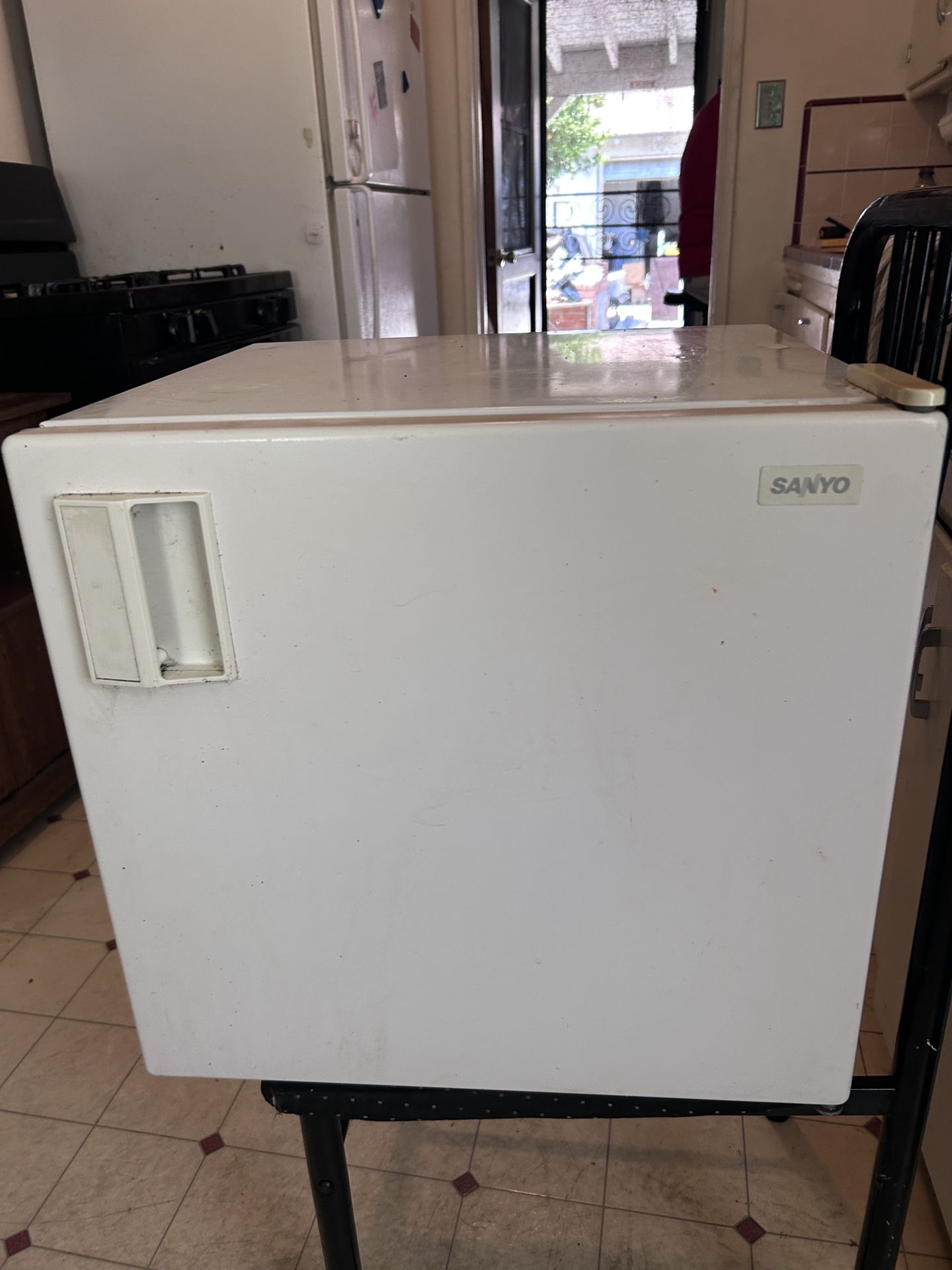 Working Sanyo  Mini fridge With Freezer Gets Cold Fast $20