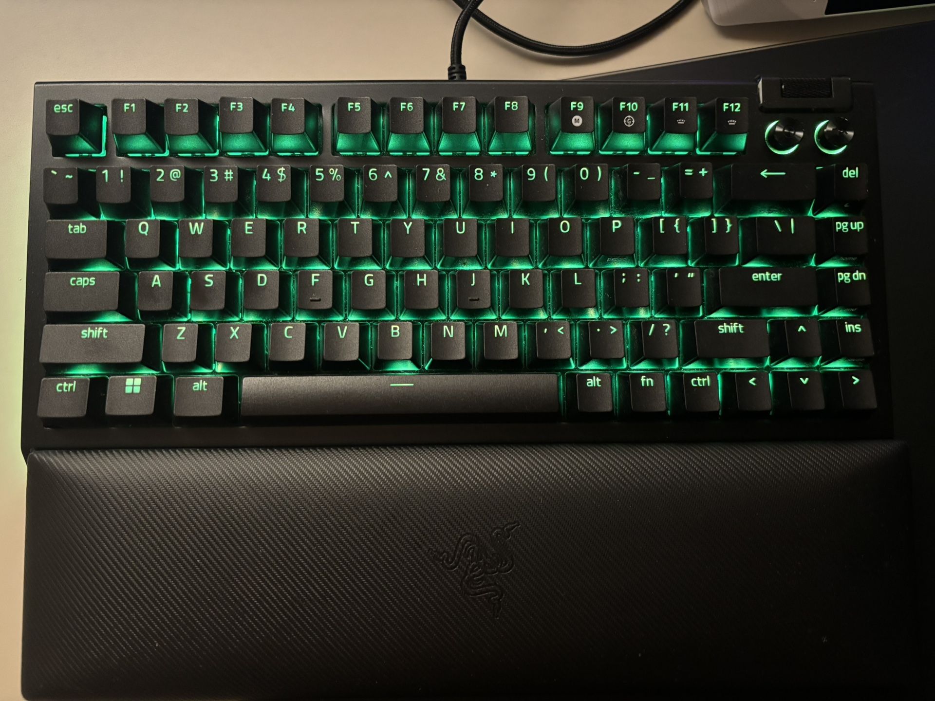 Razer Black widow V4. 75% Plus Razer Glass Mousepad