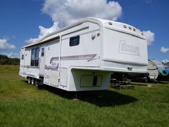 95 carriage fifth wheel 35' three axles