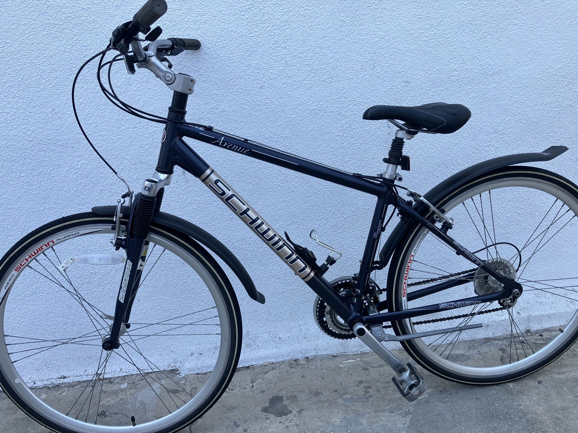 Schwinn Avenue. Men’s. Hybrid Bike. 17 Inch Frame