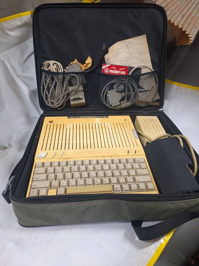 Apple IIc Vintage Computer A2S4000