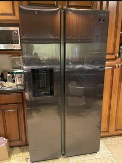Sam Sung 27.5 CU Refrigerator French Door With Ice Maker In Great Condition