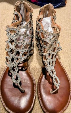 Used Zigisoho being sandal size 9