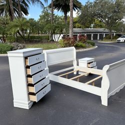 Beautiful Bedroom Set Full Size Solid Wood White Color  In Excellent Condition by Global Furniture 