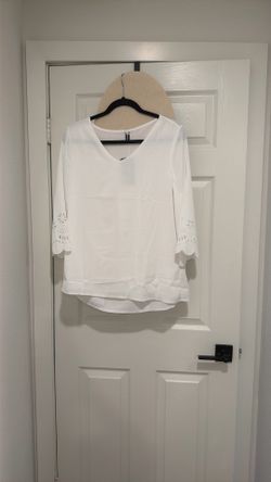White 3/4 Length Shirt Size Medium