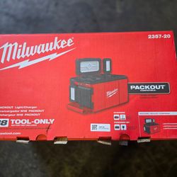Milwaukee M18 18-Volt Lithium-Ion Cordless PACKOUT 3000 Lumens LED Light with Built-In Charger