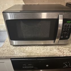 Hamilton Beach 1.1 Cu. Ft. 1000W Stainless Steel Microwave