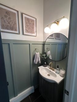 Modern 3-lightbulb Gold Vanity Wall Light with Frosted Globe Shade - Wall sconce