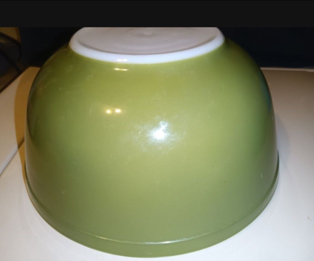Vintage Pyrex number 403 avocado green two and a half quarts. No chips or cracks.