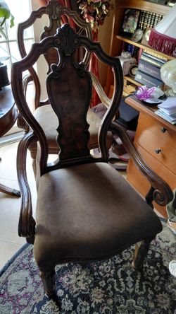 Traditional formal arm chair