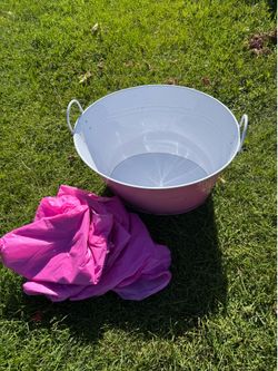 Party decoration tub and tablecloth pink color