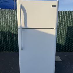 Frigidaire Apartment Size Refrigerator 