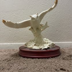 Owl statue music box